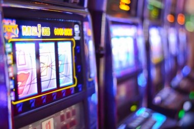 kaskuswin platform dashboard showing Liga 1 markets, live-dealer tables, and slot game selection